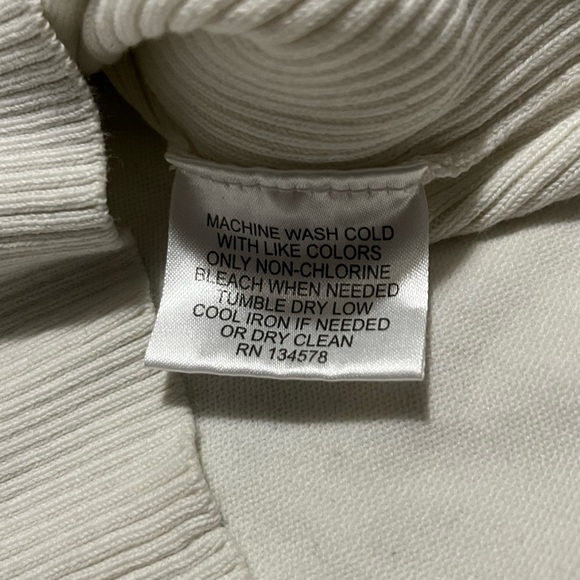 • Vineyard Vines White Sweater V-Neck - Picture 10 of 11